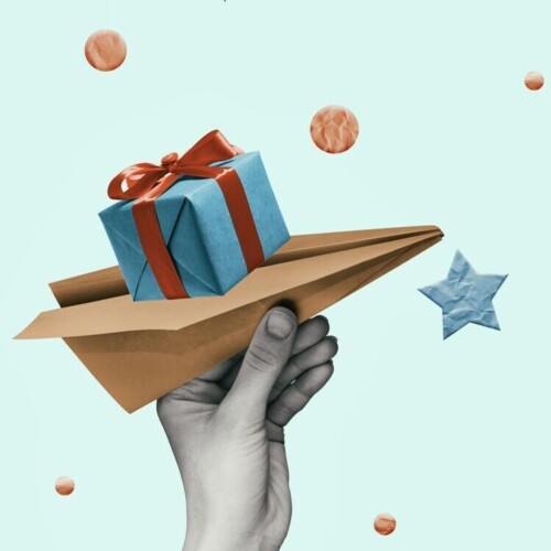 Eine Hand hält einen Papierflieger, auf dem ein Geschenkpaket liegt. Im Hintergrund Sterne.