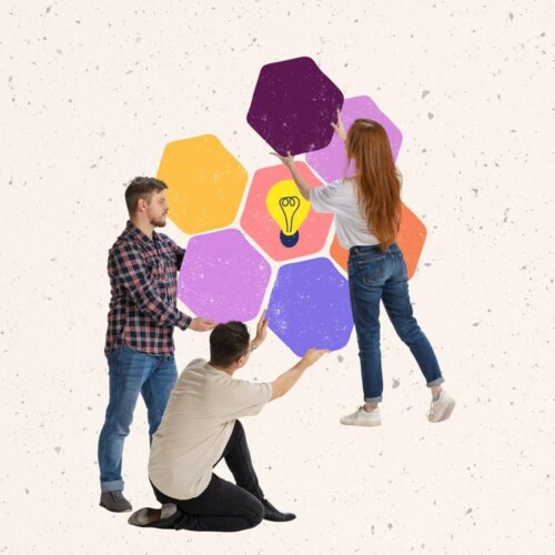Drei junge Leute setzen ein aus Hexagons bestehendes Puzzle zusammen. Auf dem zentralen Hexagon ist eine Glühbirne zu sehen.