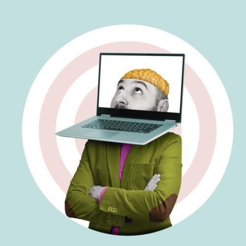 Mann mit verschränkten Armen. Vor seinem Kopf befindet sich ein Laptop, sein Kopf ist auf dem Bildschirm abgebildet. Er blickt nach oben, sein Gehirn ist sichtbar.