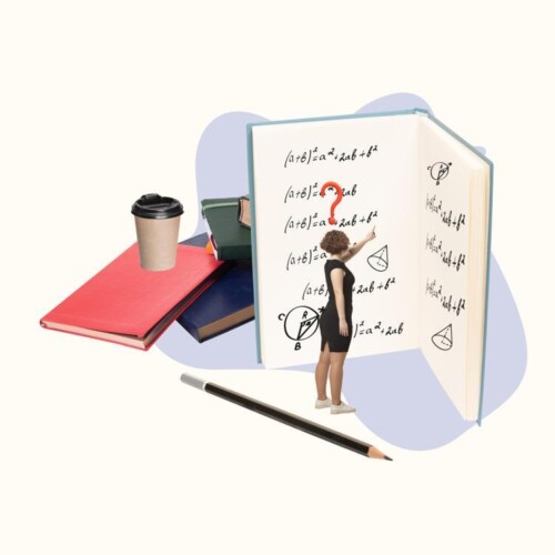 Eine Frau steht vor einem riesigen aufgeklappten Buch, in dem mathematische Formeln und Zeichnungen geschrieben sind. Sie zeigt auf die Formeln und über ihrem Kopf schwebt ein Fragezeichen. Außerdem sind weitere Bücher, ein Bleistift und ein Kaffeebecher zu sehen.