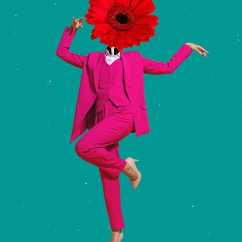 Tänzelnde Person in pinkfarbenem Anzug. Ihr Kopf wurde durch eine rote Blüte ersetzt.