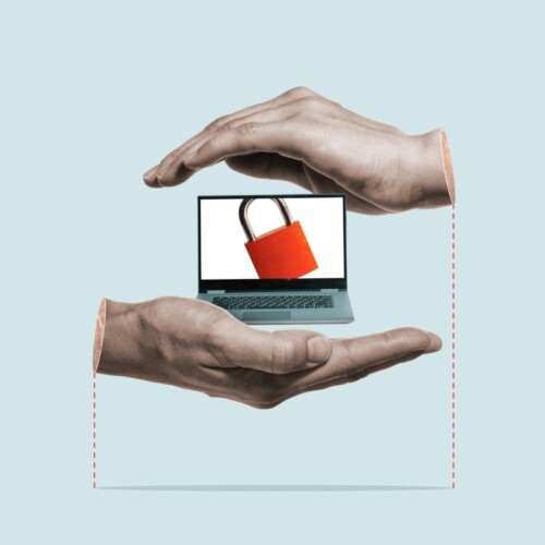 Hände umrahmen einen Laptop, auf dessen Bildschirm ein geschlossenes rotes Vorhängeschloss sichtbar ist.