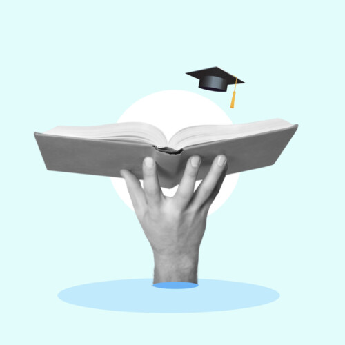 Eine Hand trägt ein offenes Buch mit einem schwebenden Uni-Hut.