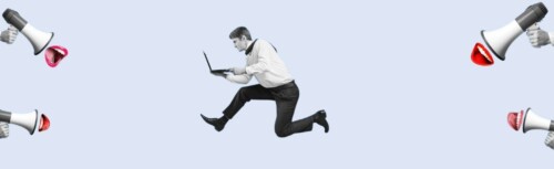 Ein Mann kniet auf dem Boden und arbeitet am Laptop. Er ist umgeben von Megafonen, aus denen redende Münder kommen.