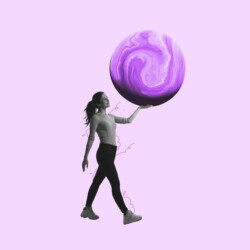 Eine vergnügt aussehende Frau hält mit einer Hand eine große lilafarben marmorierte Kugel hoch. Die Kugel sieht aus wie ein Fantasieplanet.