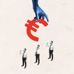 Eine Hand hält von oben ein überdimensioniertes Euro-Symbol ins Bild. Darunter stehen drei identisch aussehende Männer, die jeweils eine Hand heben.