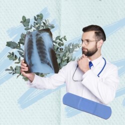 Ein Arzt betrachtet ein Röntgenbild