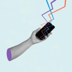 Die Hand hält ein Handy, welches von unterschiedlichen Blitzen getroffen wird