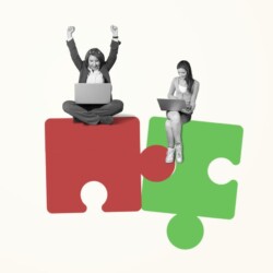 Zwei Frauen sitzen auf zwei verschiedenen Puzzle und durch Teamwork führen sie die Puzzles zusammen