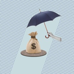 Ein Geldsack wird wegen einem Regenschirm, der von einer Hand gehalten wird, nicht nass