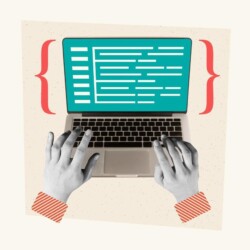 Zwei Hände tippen Code in einen Computer [© master1305 – stock.adobe.com]