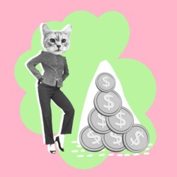 Ein Frau mit einem Katzenkopf steht neben einem Geldstapel [© Porechenskaya – stock.adobe.com]
