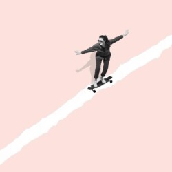Frau fährt mit ausgestreckten Armen auf Skateboard eine Linie entlang
