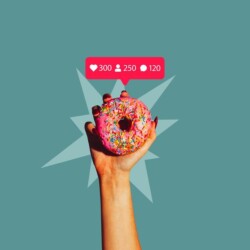 Eine Hand hält einen Donut in die Höhe. Über dem Donut ist eine Sprechblase mit verschiedenen Social-Media-Symbolen und Zahlen: 300 Likes, 250 Follows, 120 Kommentare.