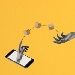 Eine Hand okommt aus einem Smartphone und zeigt mit dem Zeigefinger auf Pakete, die zu einer anderen Hand schweben.