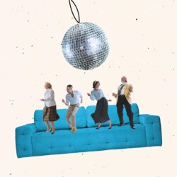 Vier Personen stehen auf einem riesigen Sofa und tanzen. Über dem Sofa schwebt eine Diskokugel.