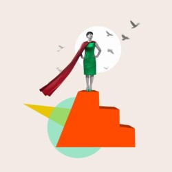Eine Frau steht auf der obersten Stufe eines Podests. Sie hat ihre Hände auf die Hüften gestützt und ihr langes Cape weht im Wind. Im Hintergrund fliegen Vögel.