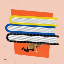 Ein Mann kriecht auf allen Vieren, auf seinem Rücken liegt ein Stapel riesiger Bücher.