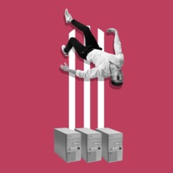 it case study beispiel Person mit verpixeltem Augenbereich springt rückwärts wie ein Hochspringer über drei alte Tower-PCs.