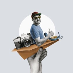 Eine Hand hält einen Papierflieger. Darauf befinden sich eine Kamera, ein Kompass, und der Oberkörper eines Mannes mit Sonnenbrille, der den Daumen hoch hält.