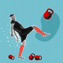 Ein Mann in Fußballkleidung kickt eine Kettlebell wie einen Fußball.