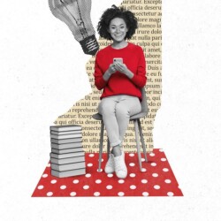 Lächelnde Frau sitzt mit Smartphone in der Hand auf einem Stuhl. Neben ihr ein Stapel Bücher, im Hintergrund eine Glühbirne und Lorem-Ipsum-Text.
