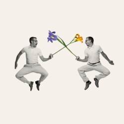 Zwei Männer springen in die Luft und kreuzen Schwerter, bei denen die Klinge aus Lilien besteht.