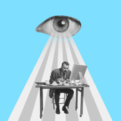 Ein Mann sitzt stark gebeugt an einem Schreibtisch und arbeitet am Computer. Über ihm schwebt ein riesiges freigestelltes Auge, das ihn zu beobachten scheint.
