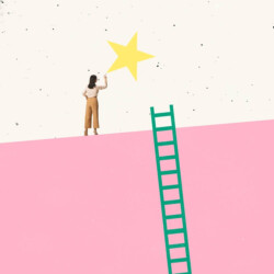 Eine Frau malt einen Stern an die Wand. Neben ihr eine Leiter, die sie gerade hochgeklettert zu sein scheint.