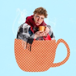 Eine Person mit roter Nase und Ringen unter den Augen, die in Schals und Tücher gehüllt ist und Tee trinkt. Sie sitzt in einer überdimensionierten Teetasse.