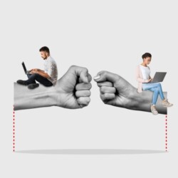 Zwei geballte Fäuste, auf jedem Arm sitzt ein junger Mensch vor einem Laptop