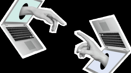 Zwei Laptops stehen sich gegenüber, aus ihren Bildschirmen kommt jeweils eine Hand. Deren Finger berühren sich fast, angelehnt an Michelangelos "Die Erschaffung Adams".