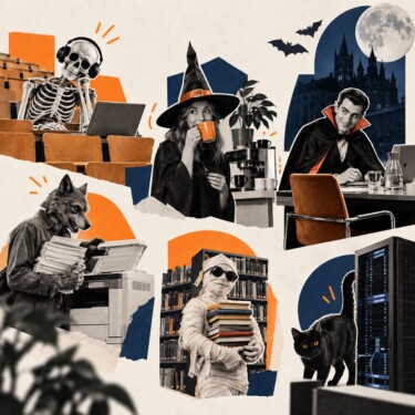Ein Skelett am Laptop, eine Hexe trinkt Kaffee, ein Vampir am Schreibtisch, ein Wolf trägt Akten, eine Mumie trägt Bücher und eine schwarze Katze am PC.
