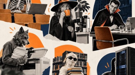 Ein Skelett am Laptop, eine Hexe trinkt Kaffee, ein Vampir am Schreibtisch, ein Wolf trägt Akten, eine Mumie trägt Bücher und eine schwarze Katze am PC.