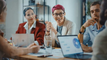 Frauen Männer Zusammenarbeit Team Schreibtisch arbeiten Laptops