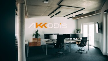 Ein Office von Akkodis mit Arbeitsplätzen und einem Schriftzug "Akkodis" an der Wand.