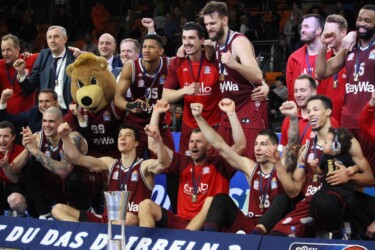 Team feiert Pokal