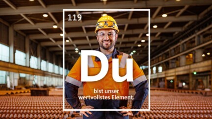 Ein Angesteller mit Helm und Schutzjacke. Davor der Schriftzug "Du bist das wertvollste Element"