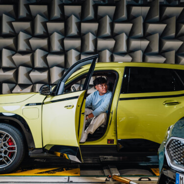 Mitarbeiter sitzt in einem gelben BMA-SUV