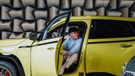 Mitarbeiter sitzt in einem gelben BMA-SUV