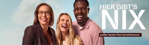 Drei Personen, zwei Frauen ein Mann, stehen zusammen und lachen in die Kamera. Dazu der Satz "Hier gibt’s nix, außder beste Karrierechancen"