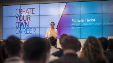 Pamela Taylor von Bertelsmann bei einer Präsentation [© Bertelsmann]