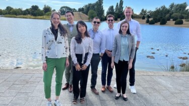 Bertelsmann Trainees vor einem See