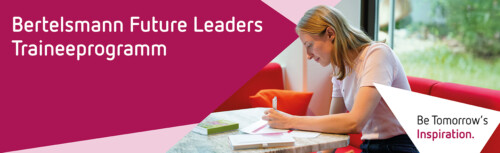 Frau schreibt auf einem Blatt Papier