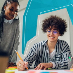 Frauen schreiben mit Stift auf Papier