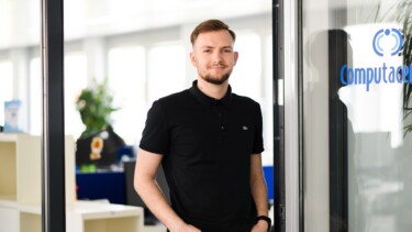 Mitarbeiter schaut in Kamera