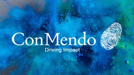 Das Logo von ConMendo vor einer bunten Farbexplosion