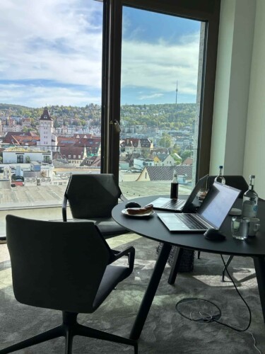 Aussicht aus dem Fenster eines Büros vom Stuttgarter Deloitte-Office.