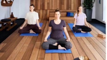 Drei Frauen, Schneidersitz, Entspannung, Yoga, Yogamatten,