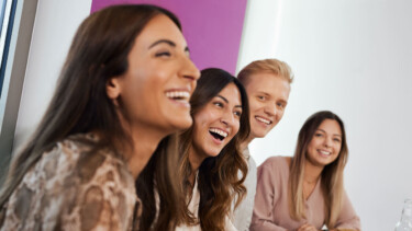 Team, drei Frauen und ein Mann, lachen, Spaß